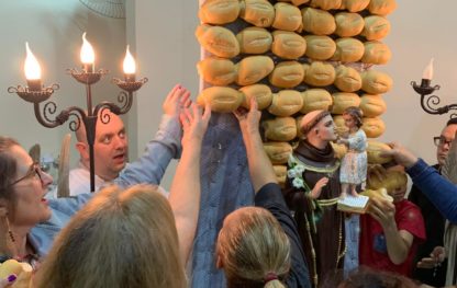 Missa de Santo Antônio e benção dos pães.